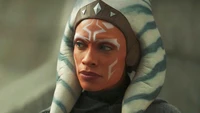 Ahsoka Tano dans The Mandalorian Saison 2, interprétée par Rosario Dawson.