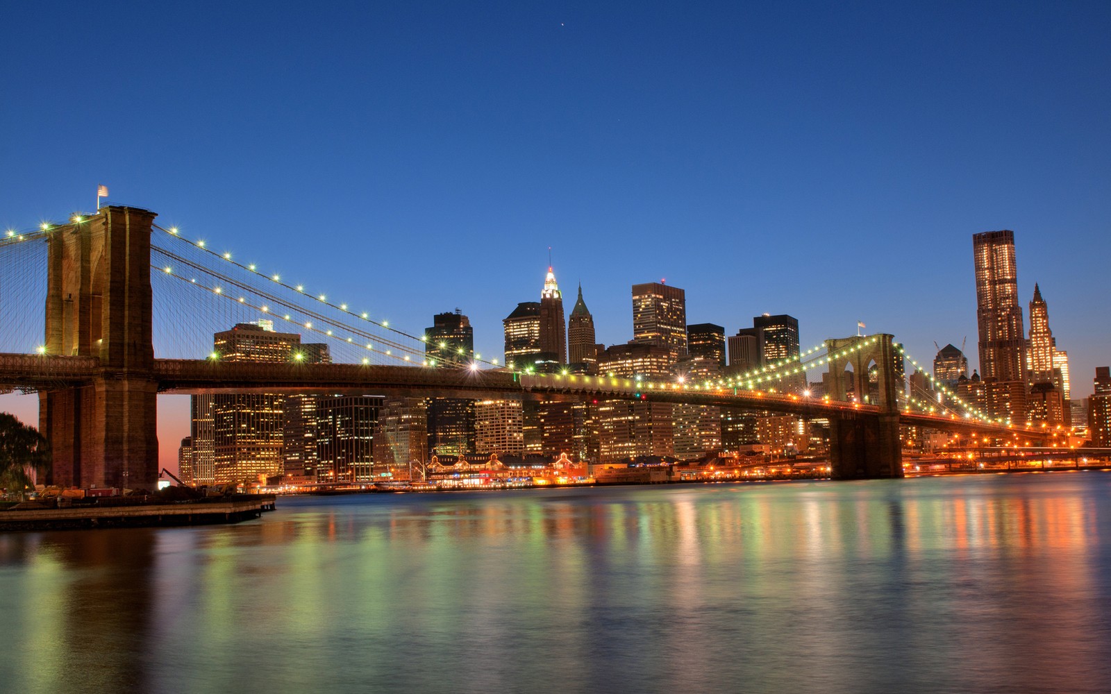 Una vista del puente de brooklyn y el horizonte de la ciudad de noche (puente de brooklyn, puente de manhattan, manhattan bridge, ciudad, paisaje urbano)