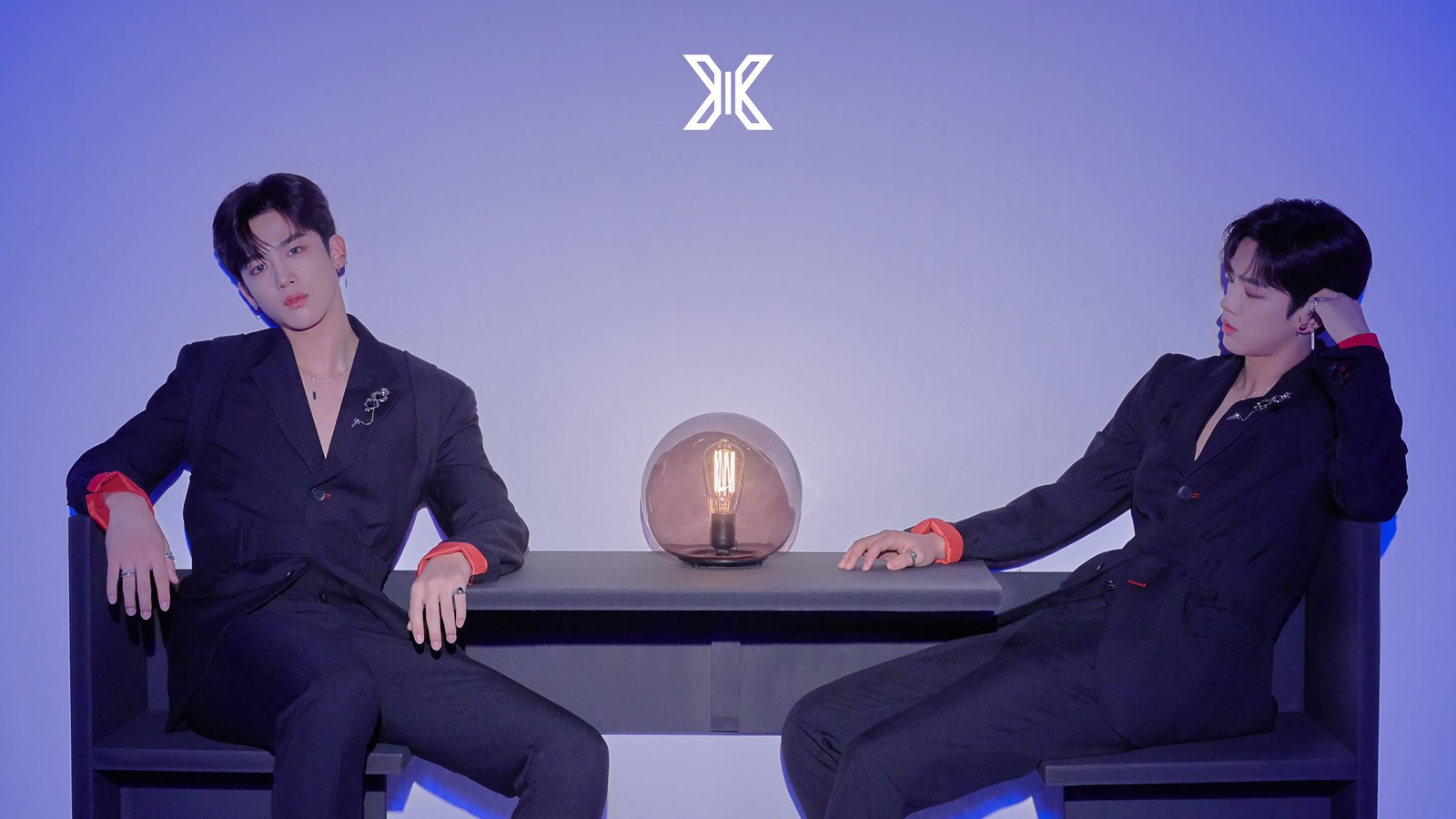 Deux hommes assis à une table avec une lampe dessus (x1 k pop, x1 kpop, kpop, yohan, kim yo han)