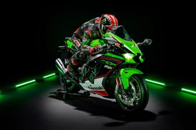 Kawasaki Ninja ZX-10R: Удивительный спортивный мотоцикл 2021 года в смелом зеленом и черном цветах на темном фоне.