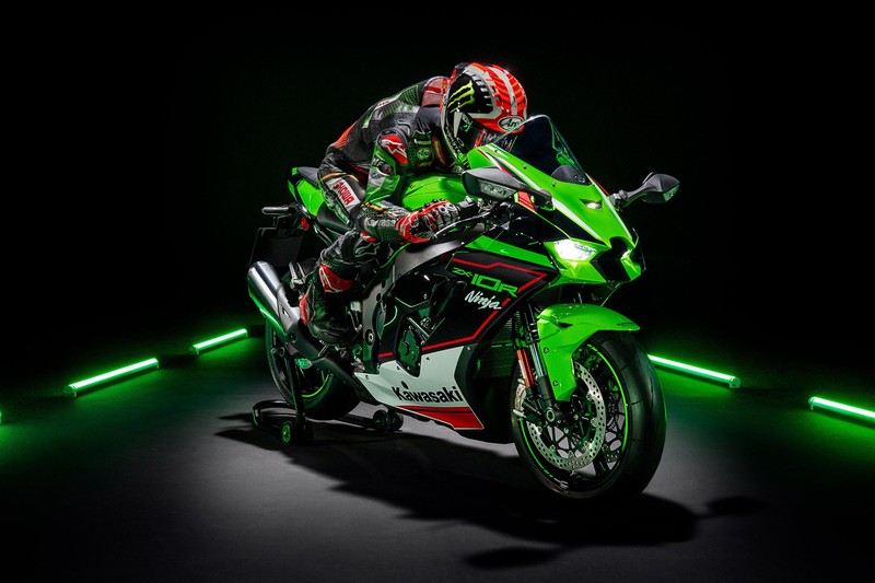 Мотоциклист в зеленом и черном костюме едет на зеленом мотоцикле (kawasaki ninja zx 10r, amoled, спортивные мотоциклы, черный фон, байкер)