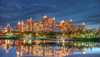 Casino Resort iluminado reflejado en un lago sereno al anochecer