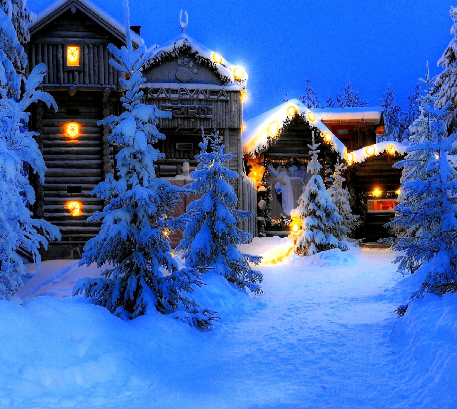 Uma cabana nevada com luzes de natal nas janelas e árvores (inverno)