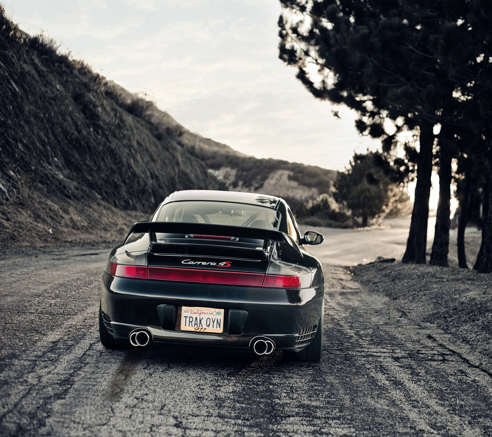 Coche árabe porsche 911 carrera estacionado en un camino de tierra (coche, genial, nuevo, porsche, raza)