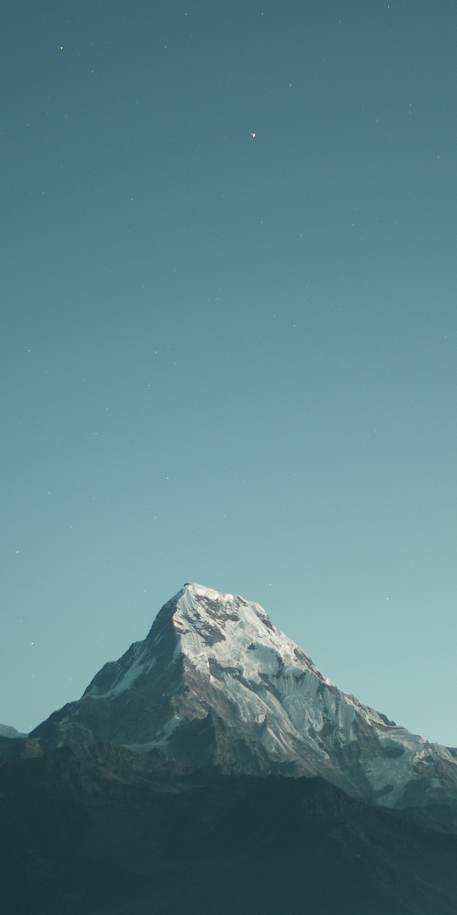 Há uma montanha coberta de neve com um céu claro ao fundo (paisagem, natureza, papel de parede hd)