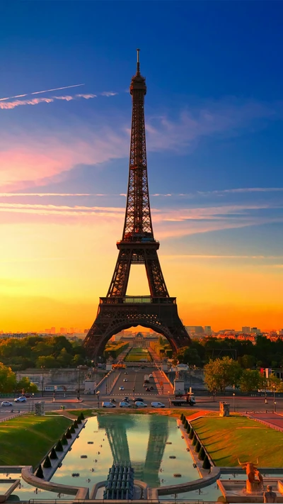 Torre Eiffel al atardecer sobre el horizonte de París