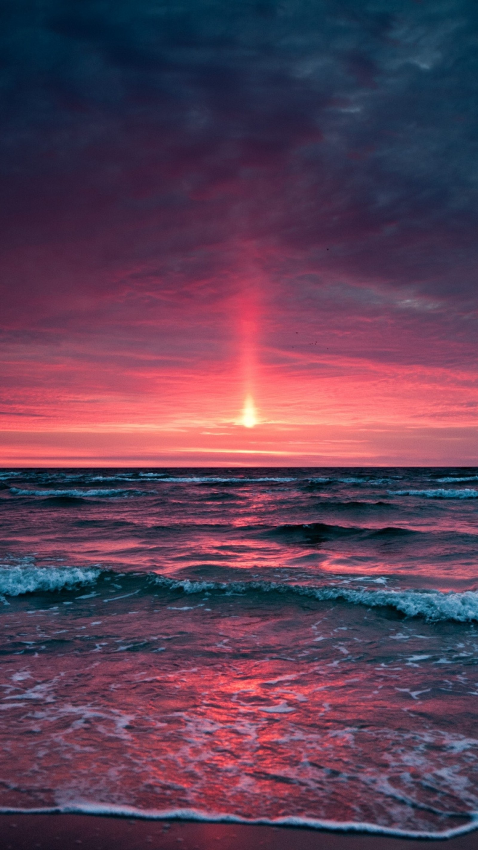 Coucher de soleil sur l'océan avec un ciel rouge vif et une vague (hd, radob, coucher de soleil, papier peint)