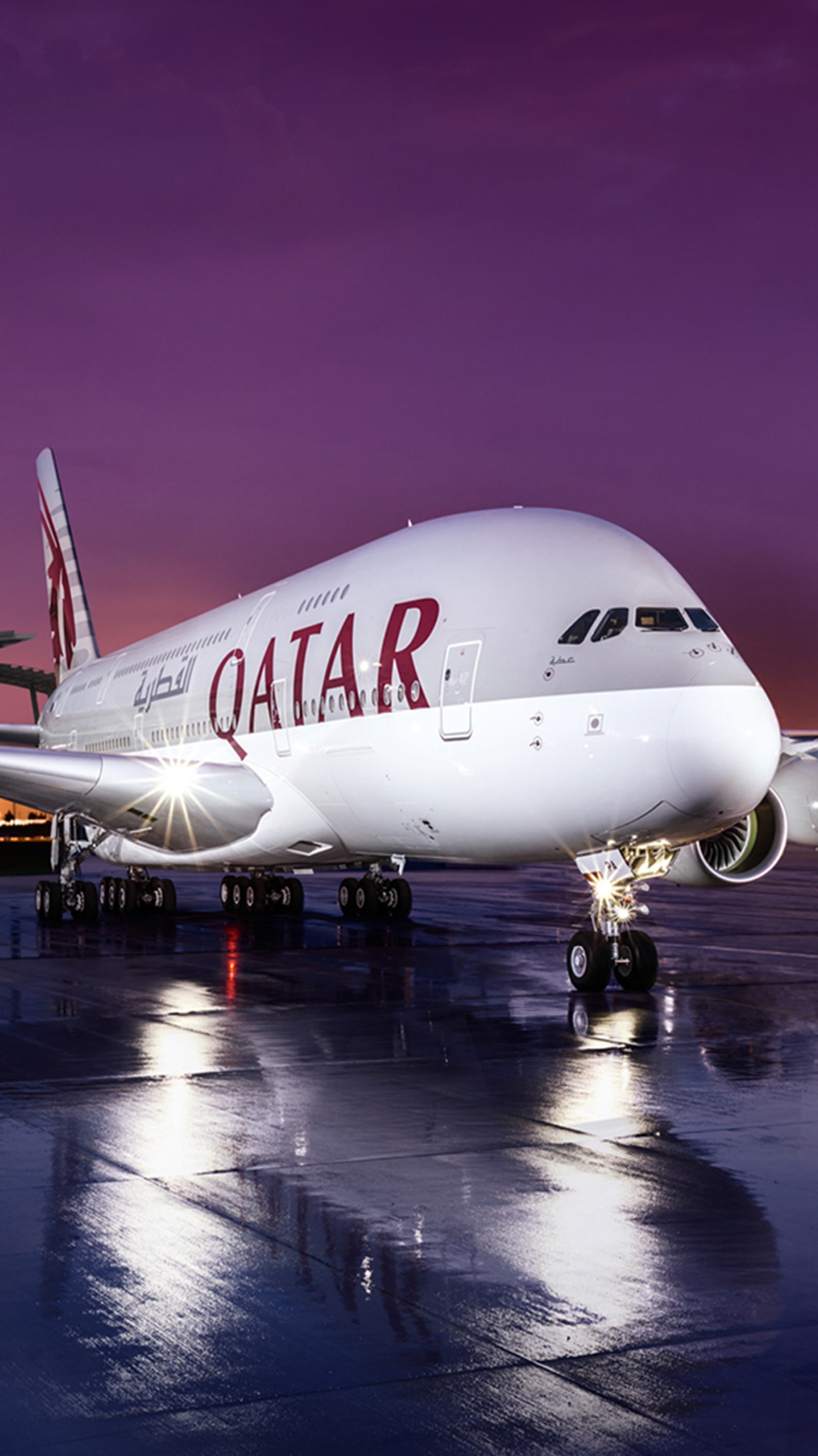 Um avião árabe na pista à noite com um céu roxo (a380, airbus, airways, hamad, catar)