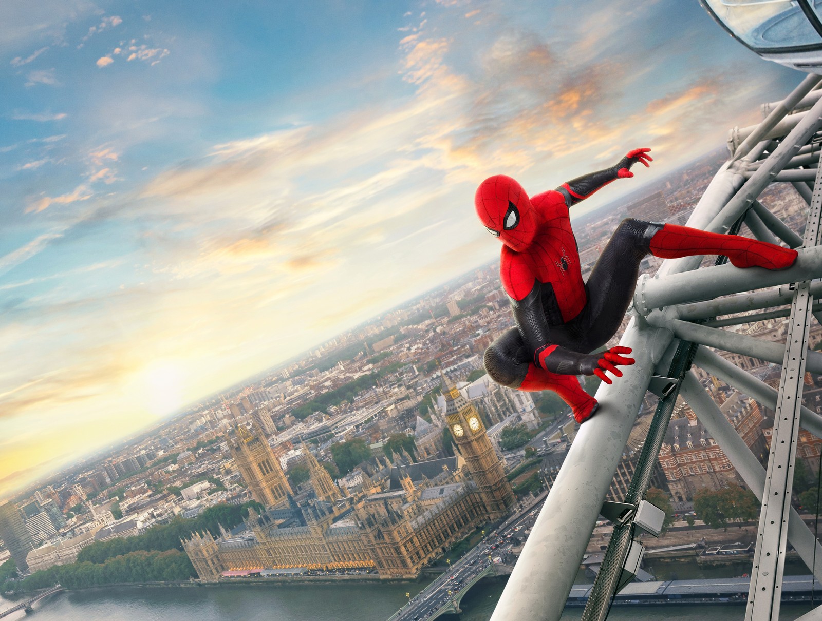 Spider-man en costume sur un gratte-ciel surplombant la ville (noir, londres, london, marvel, rouge)