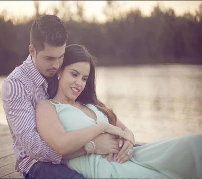 Abraçando o amor: Um casal romântico à beira da água