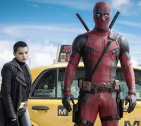 Deadpool und ein geheimnisvoller Verbündeter posieren selbstbewusst vor einem gelben Taxi und verbinden Elemente von Action und Intrige.