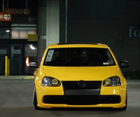 Volkswagen GTI amarelo personalizado: Uma fusão de velocidade e estilo