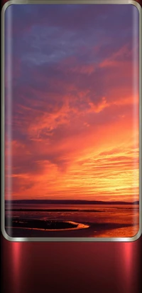 Atardecer vibrante sobre cielos nublados reflejado en el agua