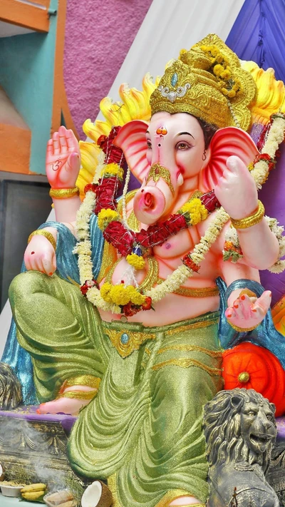 Ídolo vibrante de Ganesha rodeado de ofrendas florales