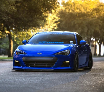 Impactante Subaru BRZ Coupé azul en un entorno urbano iluminado por el sol