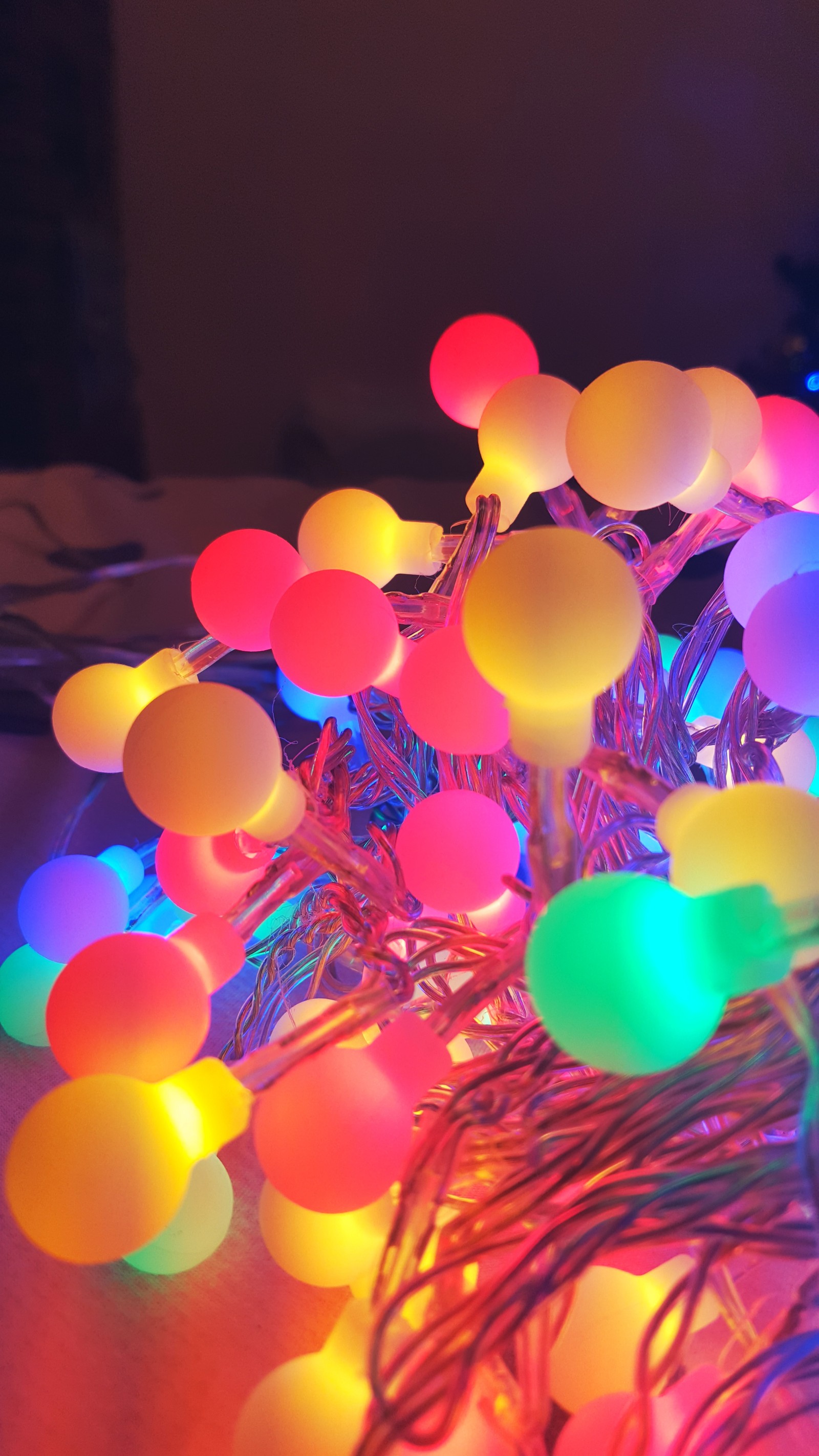 Il y a beaucoup de lumières sur une table dans la pièce (noël, coloré, couleurs, lumières, sympa)