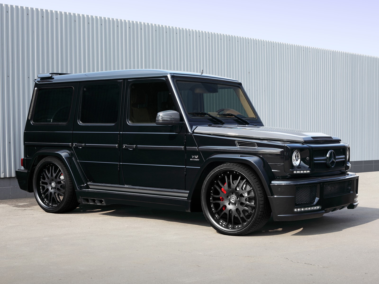 Um close-up de um mercedes g class preto estacionado em frente a um edifício (ahamd n, carro, carros, classe g, mercedes)