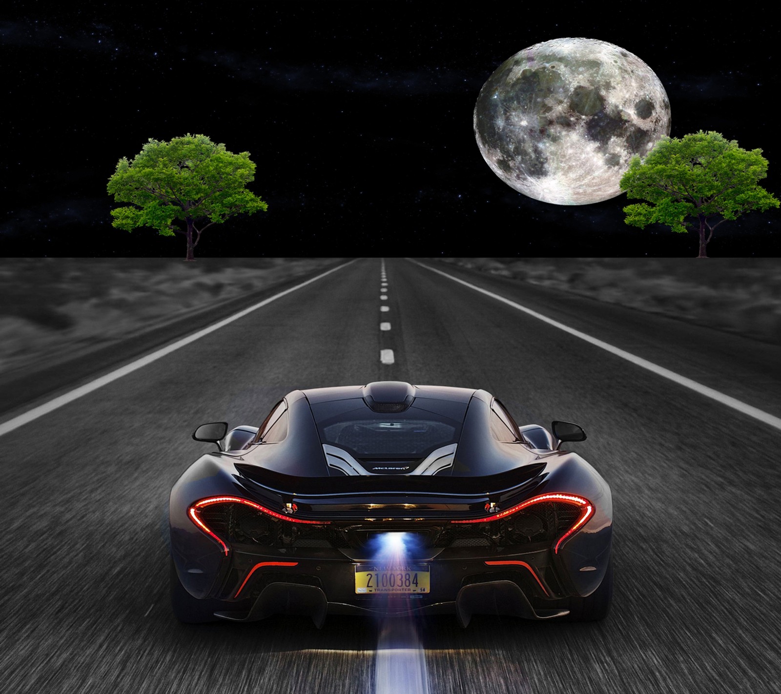 Un gros plan d'une voiture roulant sur une route avec une pleine lune en arrière-plan (noir, voiture, mclaren, muscle, nouveau)