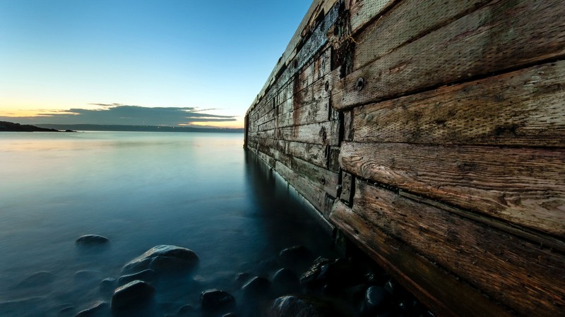 Крупный план деревянной стены на пляже у воды (пейзаж, вода, море, горизонт, берег)