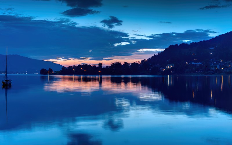 Арафированный вид на озеро с лодкой в воде на закате (tegernsee lake, баварские альпы, германия, закат, силуэт)