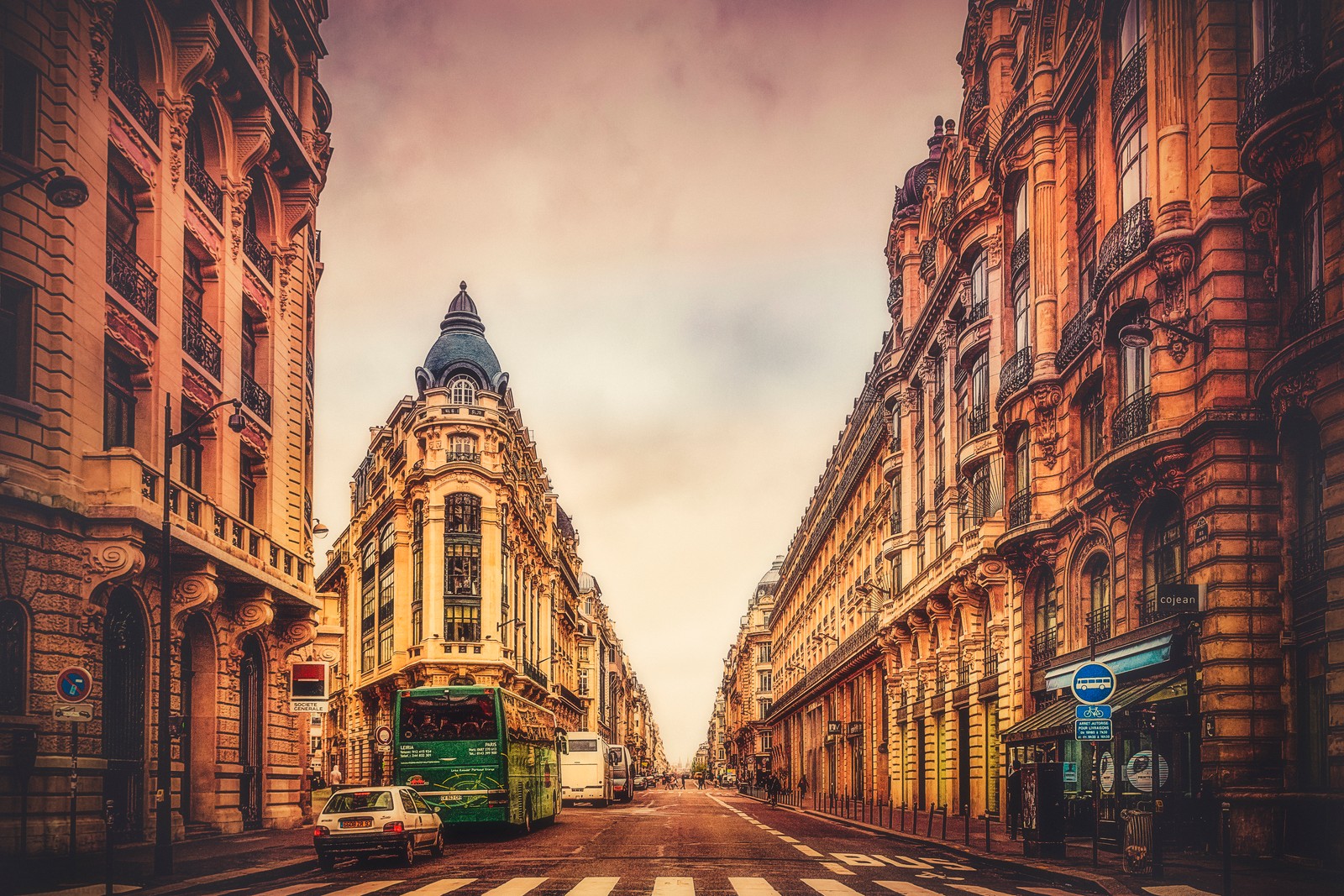 Uma visão emocionante de uma rua com um ônibus e edifícios ao fundo (marco, cidade, edifício, arquitetura medieval, metrópole)