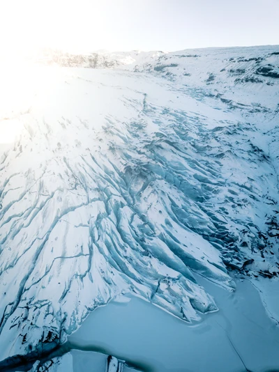 Padrões glaciares majestosos sob a luz do sol ártico