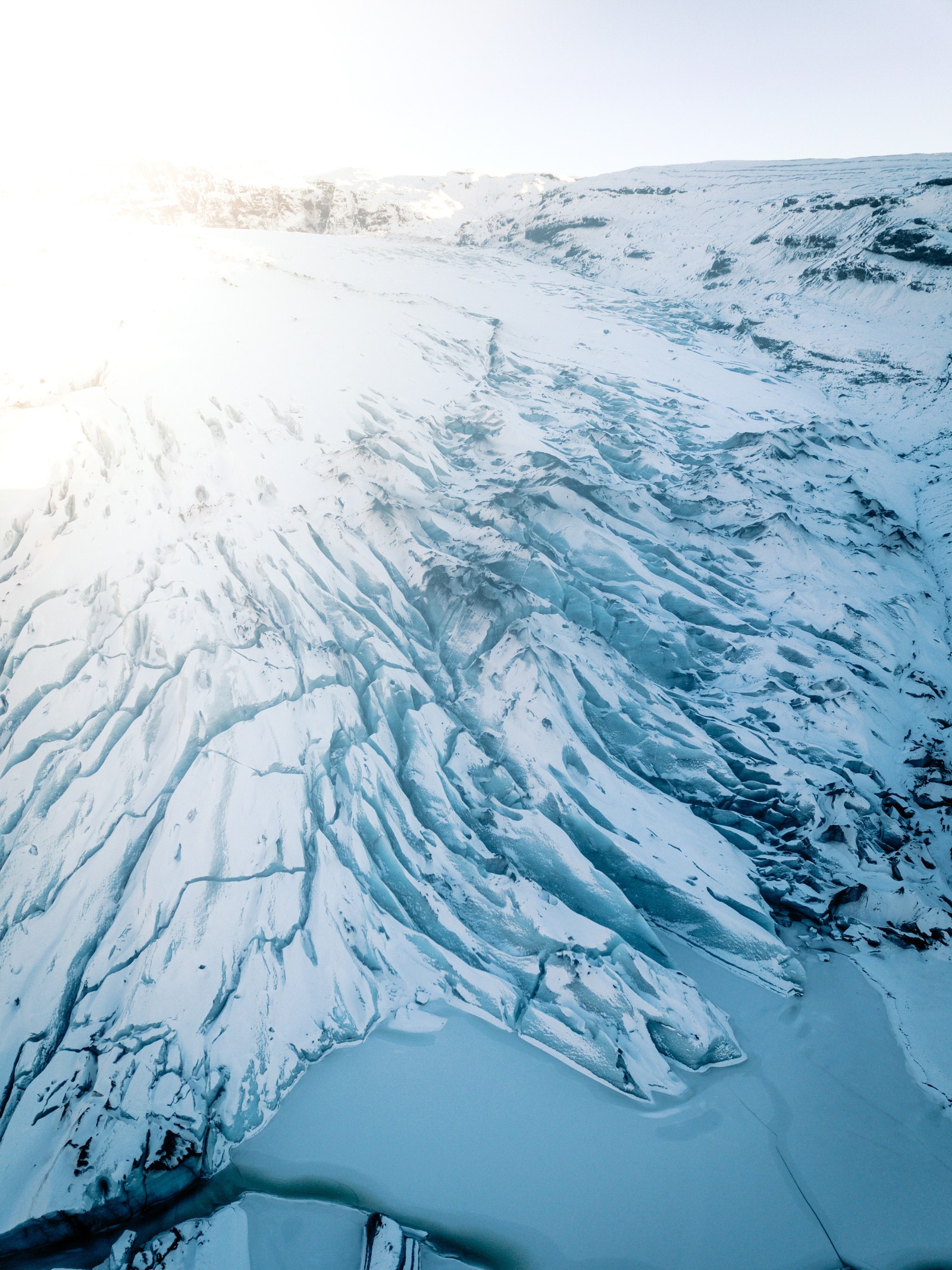 Vue d'une montagne enneigée avec une rivière (neige, forme glaciaire, eau, gel, glace)