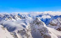 Schneebedeckte Gipfel der Schweizer Alpen unter einem klaren blauen Himmel