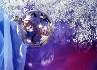 Weihnachtsornament, das eine traumhafte violette und blaue Welt widerspiegelt