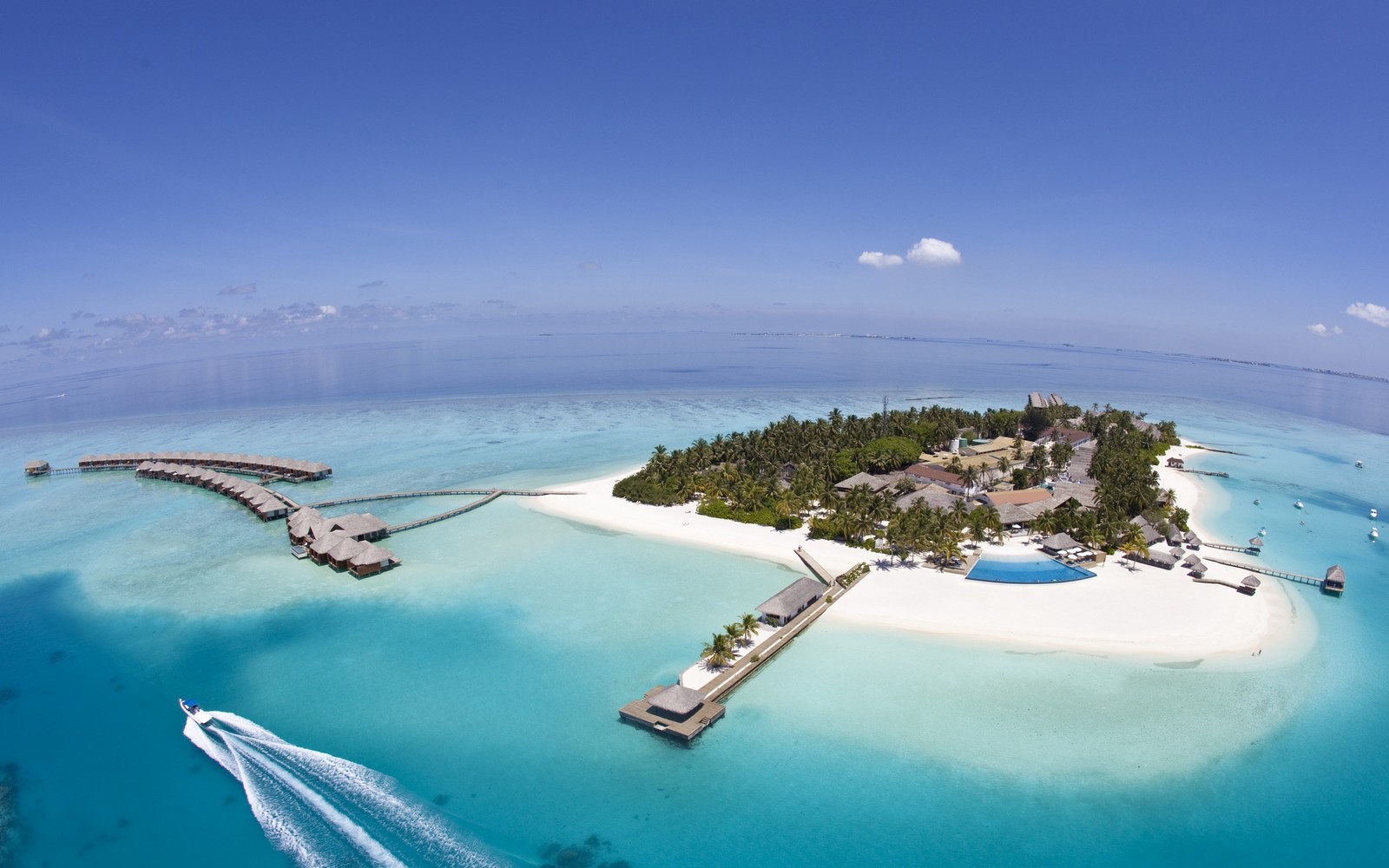 Une vue aérienne d'une petite île avec un bateau dans l'eau (île, plage, île artificielle, formes côtières et océaniques, îlot)