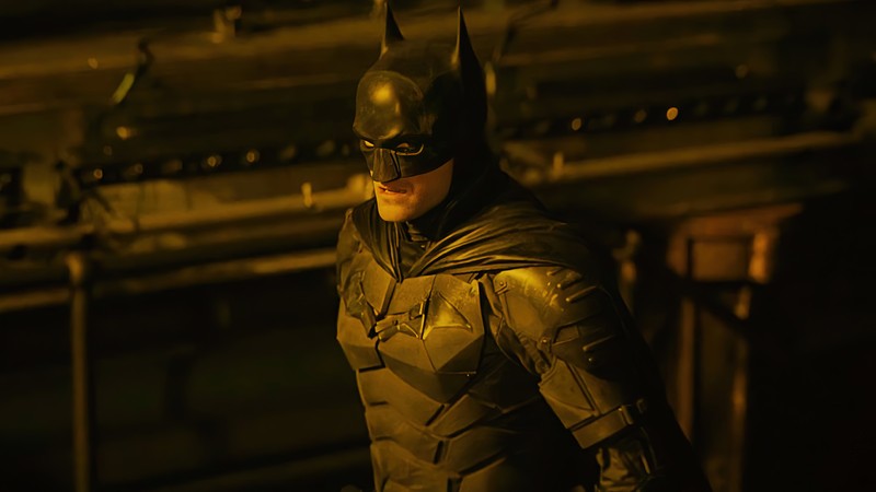 Бэтмен в черном кожаном костюме стоит перед зданием (бэтмен 2022, the batman 2022, фильм, batman, роберт паттинсон)