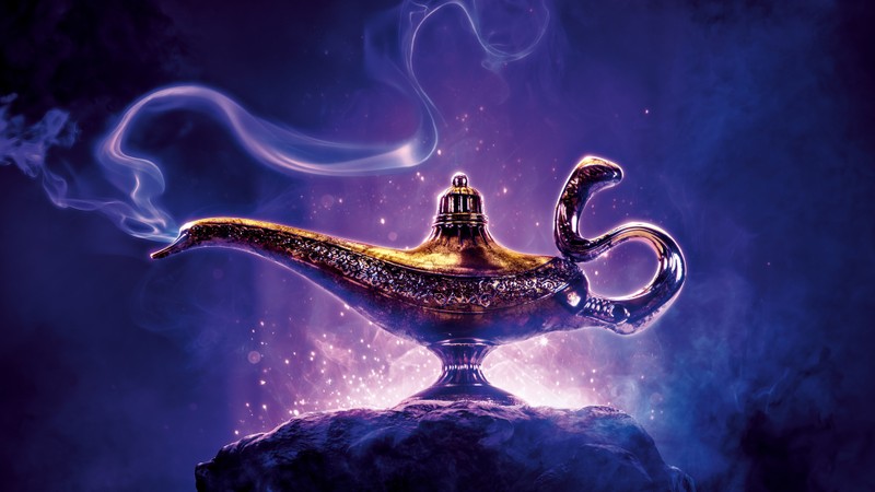 Близкий план лампы на камне с дымом, выходящим из нее (аладдин 2019, aladdin 2019, фильм)