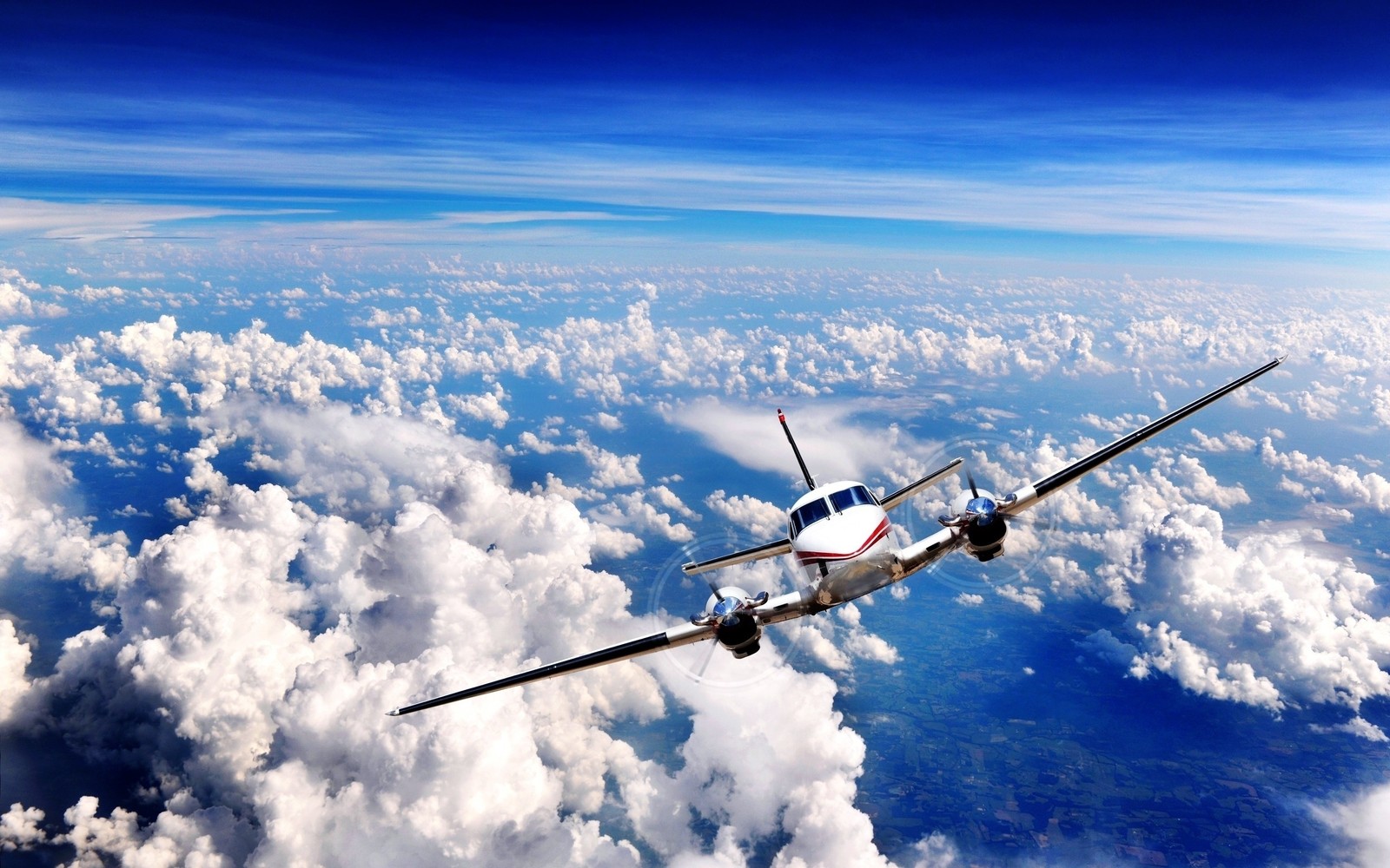 Um avião voando sobre as nuvens no céu acima do oceano (aeronave, aviação, voo, engenharia aeroespacial, viagem aérea)