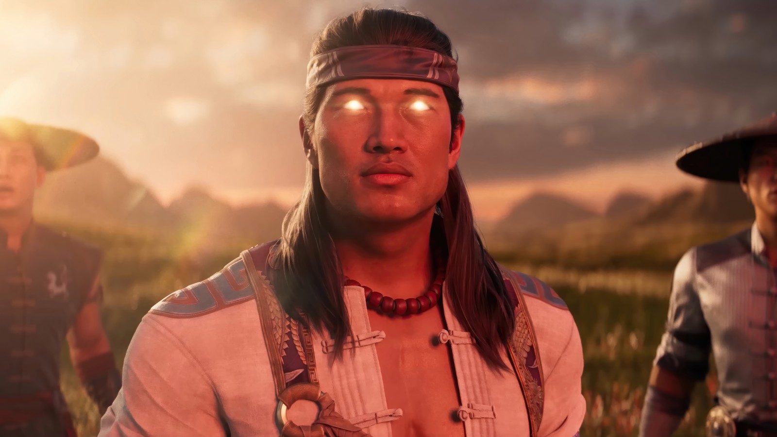 Un primer plano de una persona de pie en un campo con un sombrero (liu kang, mortal kombat 1, videojuego)