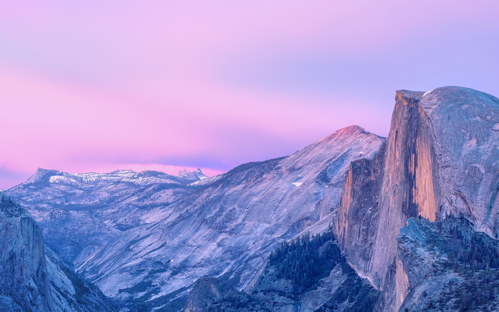 Uma vista de uma montanha com um céu rosa ao fundo (meia cúpula, el capitan, montanha, vale de yosemite, yosemite valley)