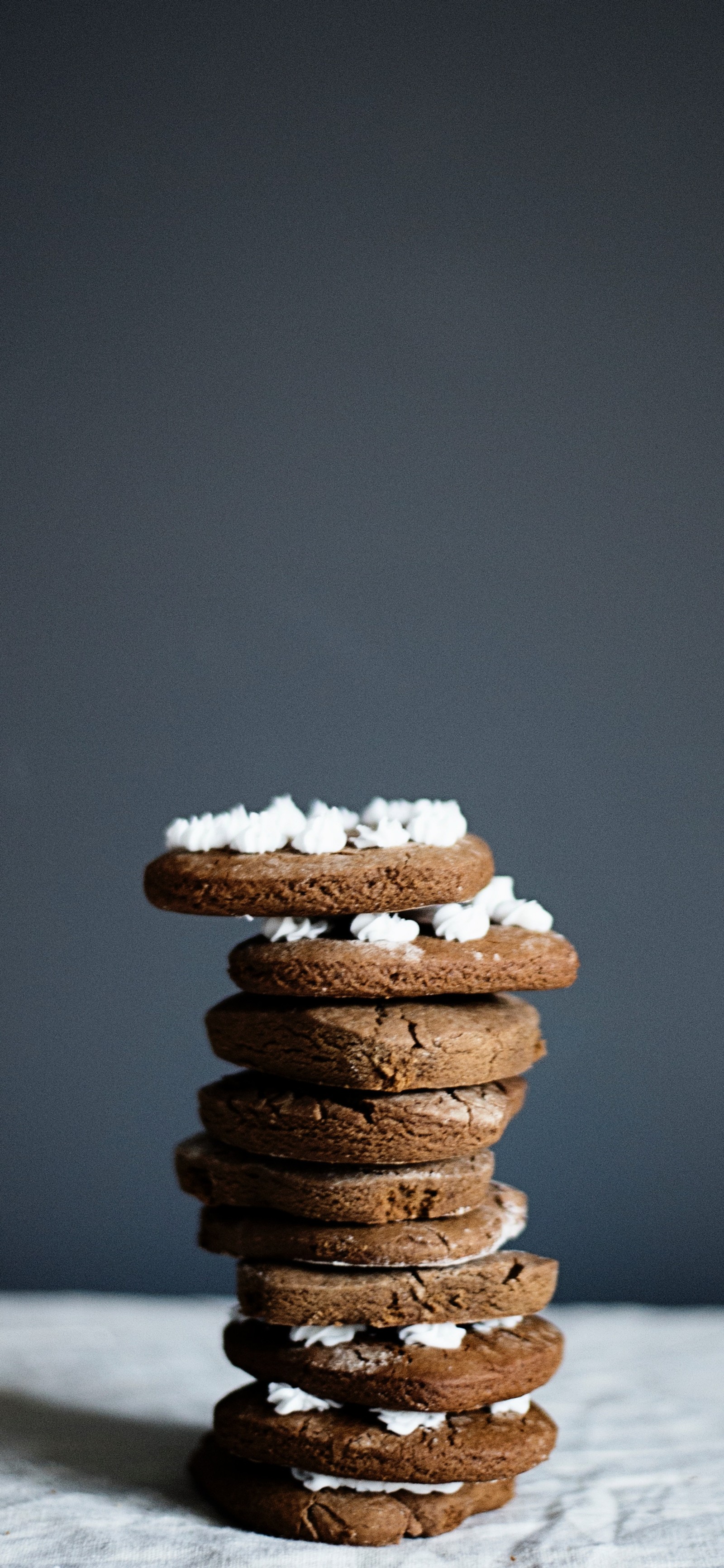 Un primer plano de una pila de galletas con glaseado blanco en la parte superior (macarón, postre, comida, ingrediente, cocina)