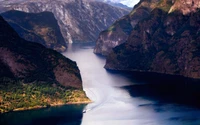 Paisagem de fiorde serena com montanhas majestosas e águas tranquilas