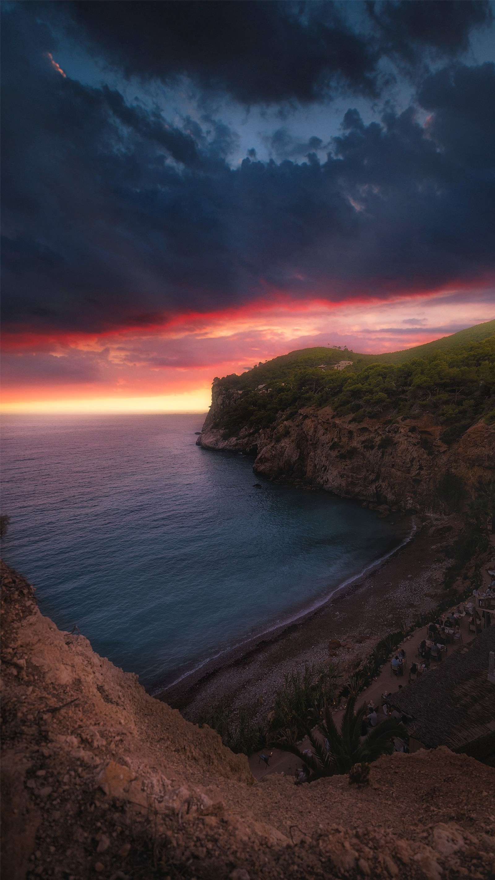 Vue aérienne d'une plage avec une falaise et un plan d'eau (nuage, eau, atmosphère, nature, paysage naturel)