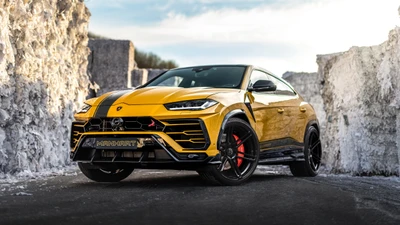 Manhart Performance Lamborghini Urus в ярком желтом и черном цвете на фоне rugged.