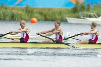 Team von Ruderern in Aktion auf einem ruhigen Wasserweg