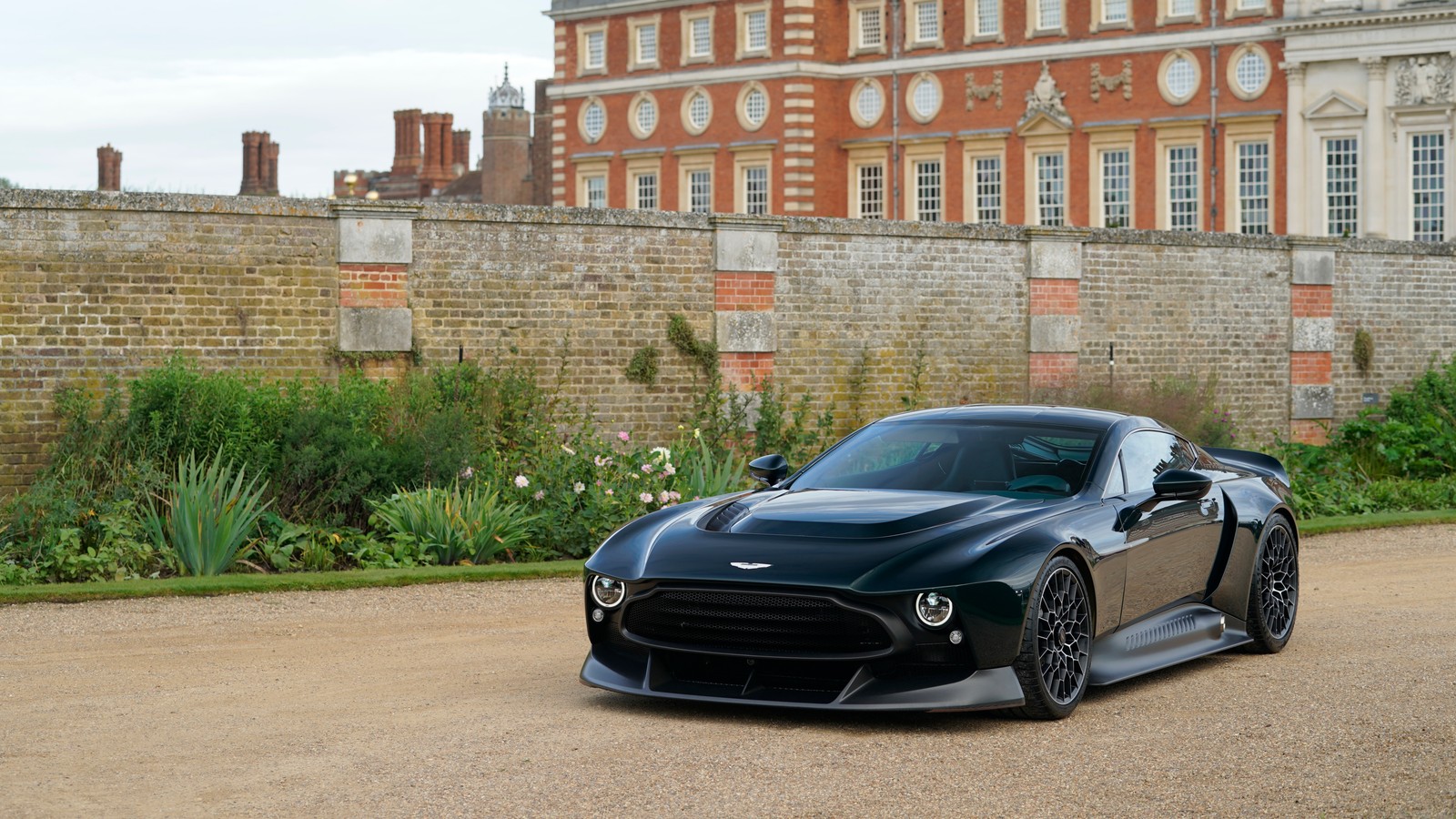 Um close de um carro esportivo preto estacionado em frente a um prédio (aston martin victor, 5k, hipercarros, supercarros, carros)