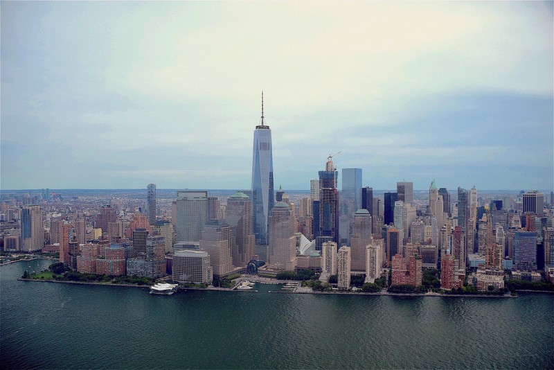 Вид на город с большим водоемом (здание эмпайр стейт, empire state building, горизонт, небоскреб, город)