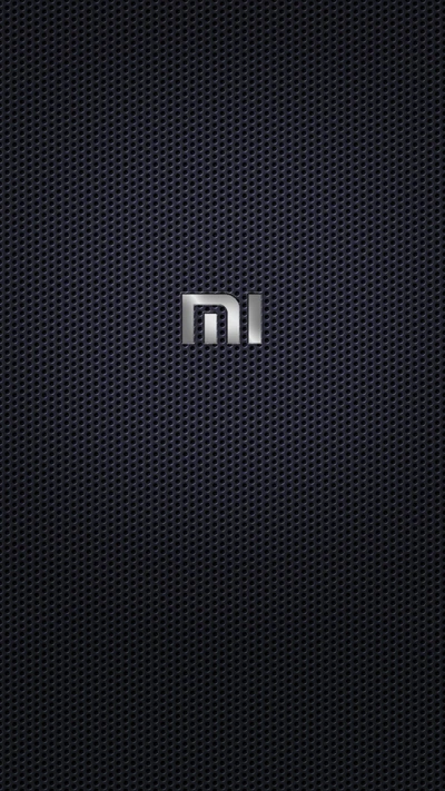 Fundo texturizado preto com o logotipo metálico da Xiaomi.