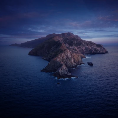 Serenidad Nocturna: Una Isla Fría Entre Montañas Majestuosas