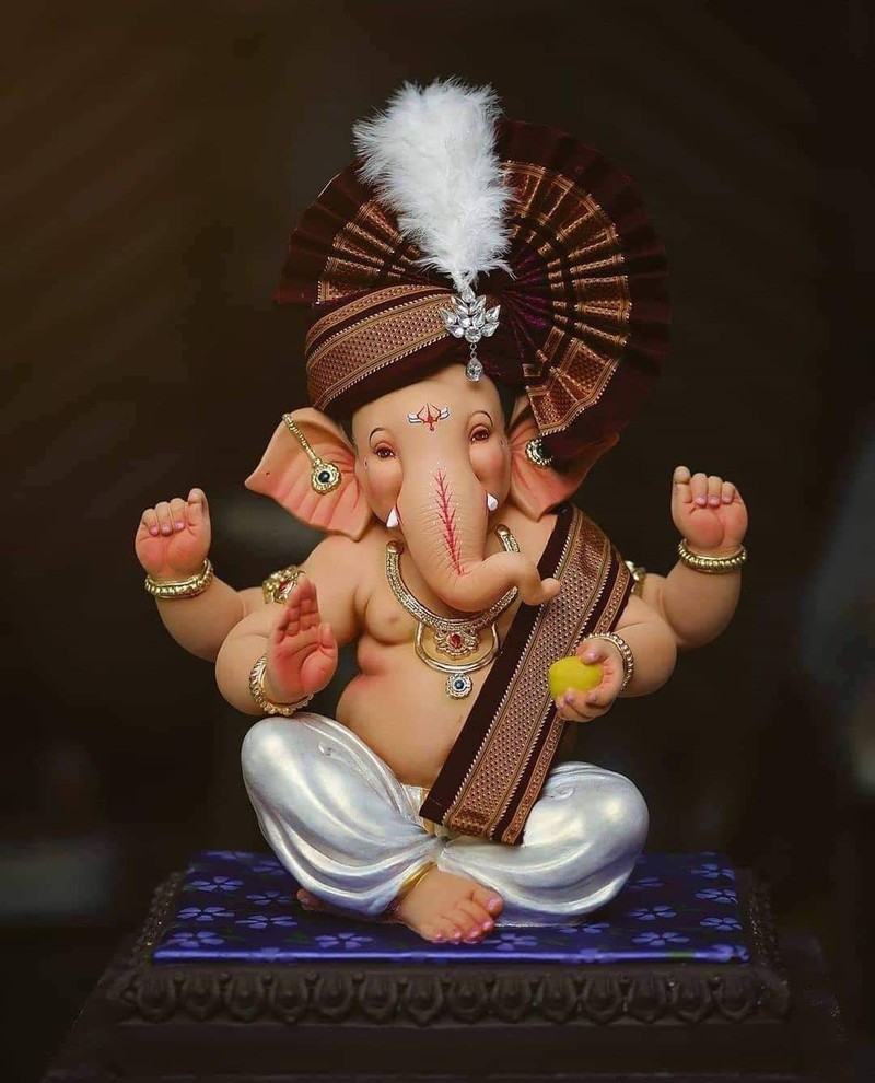 Статуя маленького слона с пером на голове (ганеша, ganesha, ганпати баппа, ganpati bappa, бог)