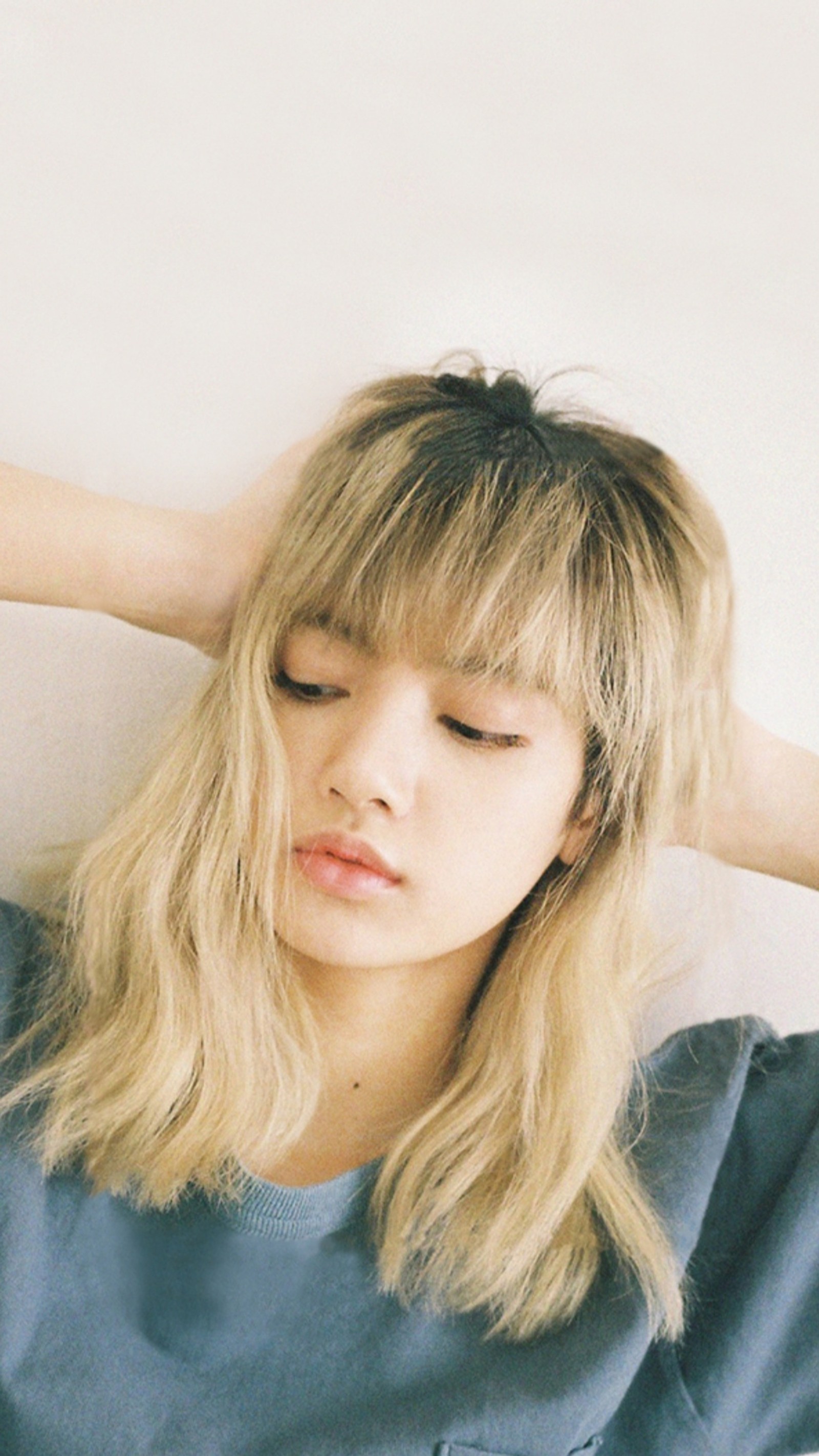 Une femme blonde aux longs cheveux et à la frange posant pour une photo (blackpink, lisa, blackpink lisa)