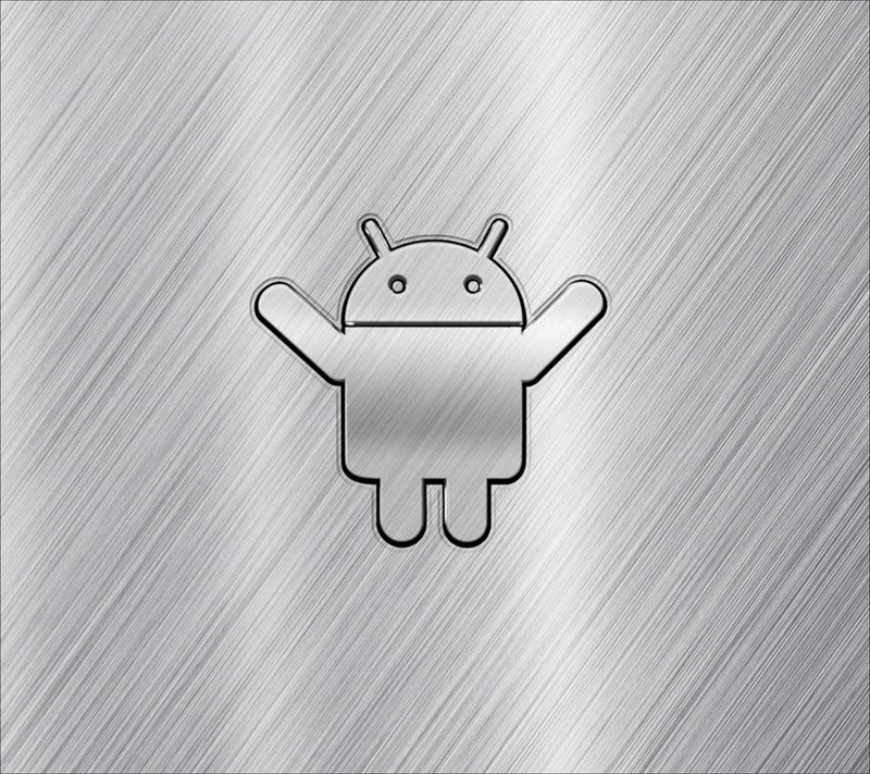 Крупный план металлической пластины с роботом на ней (android, металл, металлический)