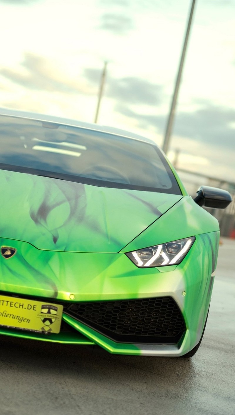 Gros plan d'une voiture de sport verte avec un cheval à l'avant (voiture, vert, lamborghini)