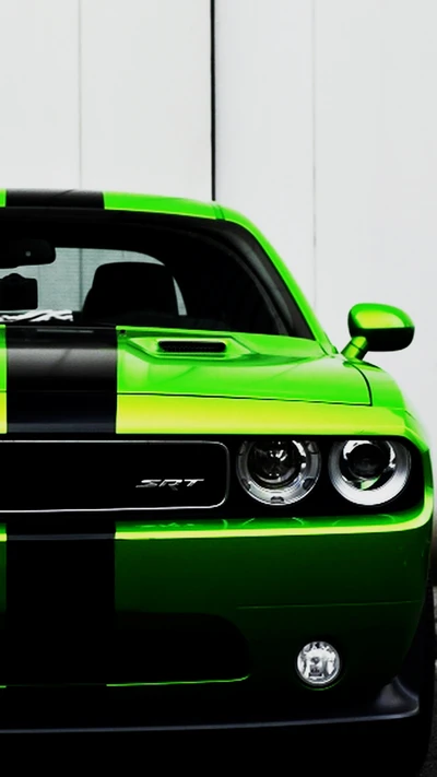 Dodge Challenger SRT: Musculoso coche verde audaz vista frontal