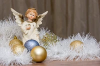 Anjo de Natal entre enfeites festivos